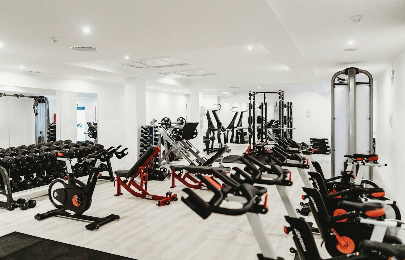 Interiér fitness centra s kvalitním vybavením